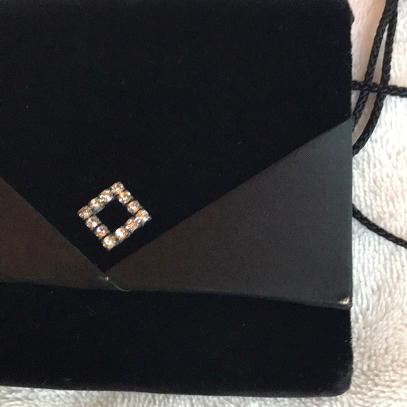 Black velvet evening bag, free with purchase - Picture 2 of 8